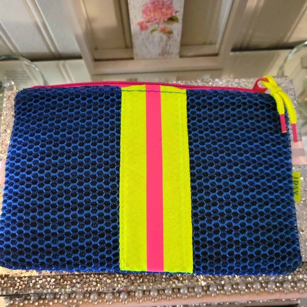 NWOT 🌸 Limited Edition Ipsy cosmetic Bag 🌸